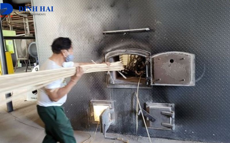 Khi tầng sôi và điều kiện cháy đã ổn định, nhiên liệu được cấp vào buồng đốt theo nhu cầu tải.
