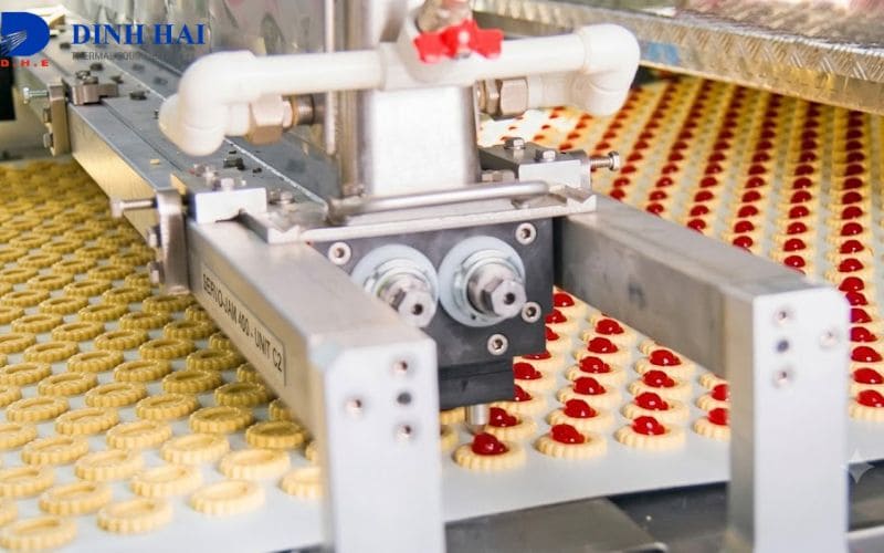 B&eacute;c phun dầu thực phẩm l&agrave; đầu phun chuy&ecirc;n dụng được thiết kế để phun lớp dầu mỏng l&ecirc;n bề mặt sản phẩm hoặc thiết bị trong d&acirc;y chuyền chế biến thực phẩm