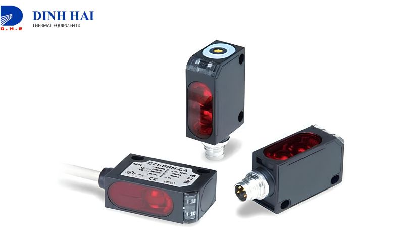 Cảm biến quang điện sử dụng phần tử selenium để chuyển đổi ánh sáng từ ngọn lửa thành dòng điện một chiều cung cấp cho bộ khuếch đại.
