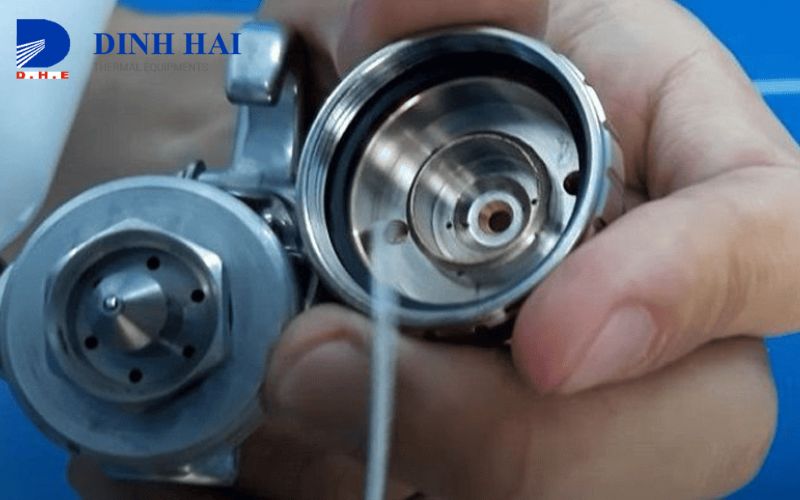 B&eacute;c phun dầu bị m&ograve;n hoặc l&atilde;o h&oacute;a