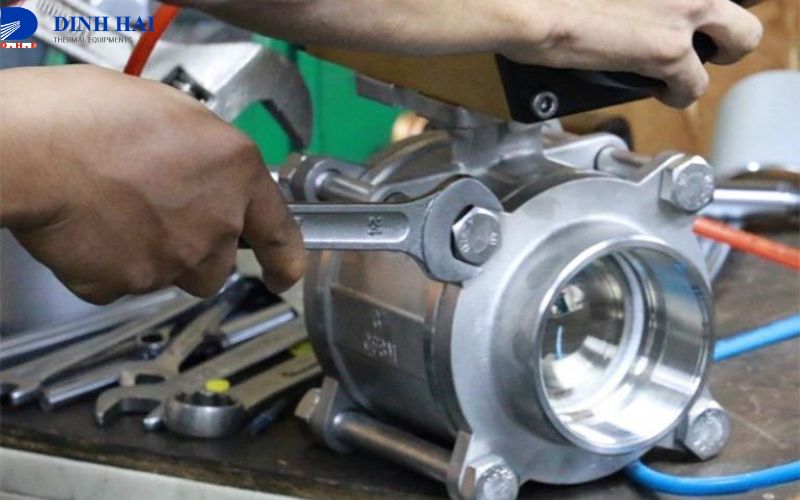 Siết chặt c&aacute;c mối nối van đ&uacute;ng vị tr&iacute;